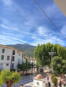 - une vue sur une ville avec des montagnes en arrière-plan dans l'établissement La Casa de la Plaza, à Güéjar-Sierra