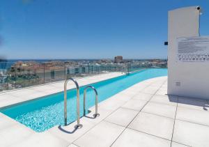 Blick auf einen Swimmingpool auf dem Dach eines Gebäudes in der Unterkunft INF36K - Luxury apartment perfect location in Estepona
