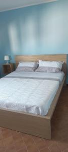 1 dormitorio con 1 cama grande con marco de madera en Gian maria Vacanze, en Altopascio