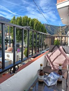 un balcone con 2 bottiglie di birra su un tavolo di La Casa de la Plaza a Güéjar-Sierra