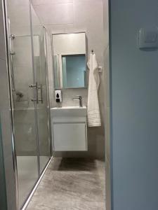 Room Sleep & Fly في قشتيلا: حمام مع حوض ودش ومرآة