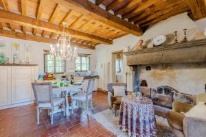 uma sala de estar com uma mesa e uma lareira em Casa Cassettari, Apartment with Garden and pool em Ghivizzano