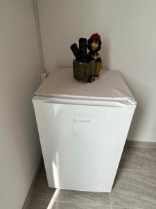 um brinquedo está sentado em cima de um frigorífico branco em Room Sleep & Fly em Kaštela