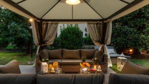 Posezení v ubytování Villa Olivia: a New Luxury Villa with Garden Lucca