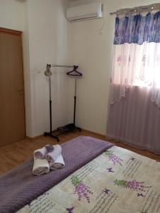 sypialnia z łóżkiem z ręcznikami w obiekcie Apartman Lavanda w mieście Trebinje