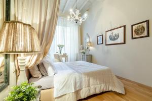 - une chambre avec un lit, une lampe et une fenêtre dans l'établissement Casa Al Giardino, à Lucques
