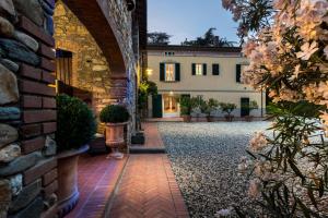 Κήπος έξω από το Villa Clara, Luxury 5 bedrooms Lakefront Farmhouse Villa with Private Pool on the Lucca Hills