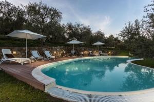 Bazén v ubytování Villa Alberta, Panoramic 4 Bedrooms Farmhouse with Private Pool in Lucca close to Town Centre nebo v jeho okolí