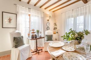 Posezení v ubytování Villa Alberta, Panoramic 4 Bedrooms Farmhouse with Private Pool in Lucca close to Town Centre