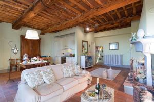 Χώρος καθιστικού στο il Frantoio, a farmhouse apt with terrace and pool