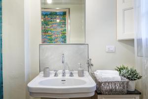 Ένα μπάνιο στο il Frantoio, a farmhouse apt with terrace and pool +27 φωτογραφίες