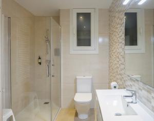 een badkamer met een toilet, een wastafel en een douche bij VT Anboto by Bilbaohost in Bilbao +23 foto's