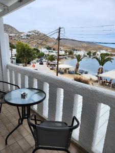 balcón con mesa y sillas y vistas a la playa en Eleios Hotel Serifos, en Livadion