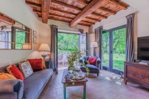 La Vaseria Country House with Secret Garden and pool في Ghivizzano: غرفة معيشة مع أريكة وطاولة