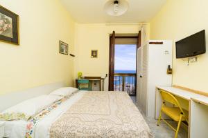 ガリポリにあるFive sea view apartments - by Click Salentoのベッドルーム(ベッド1台、デスク、テレビ付)