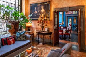 sala de estar con sofá y mesa en Helvetia&Bristol Firenze – Starhotels Collezione, en Florencia