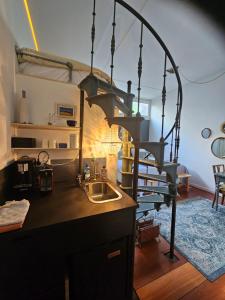 阿姆斯特丹的住宿－Waterfront Studio，一个带水槽和螺旋楼梯的厨房