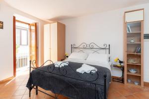 ソレントにあるSorrento Realty Holidays Casa Lenùのベッドルーム1室(ブラックメタルフレームのベッド1台付)