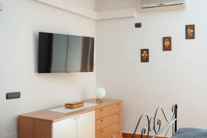 ソレントにあるSorrento Realty Holidays Casa Lenùのリビングルーム(壁にテレビ付)