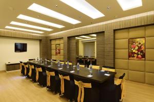una grande sala conferenze con un lungo tavolo e sedie di Hotel City Star a Nuova Delhi