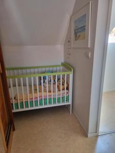 a crib in the corner of a room at L'Ecume de Mer in Wissant
