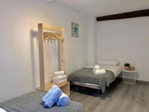 Habitación con 2 camas y 1 litera en Apartamento Ramon Pignatelli, en Zaragoza