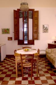 uma sala de jantar com uma mesa e um sofá em Azienda Agrituristica Tenuta Pizzolungo em Erice