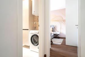 een wasruimte met een wasmachine en droger bij Seafront Apartment Totally Beachin with Private Pool in Ivan Dolac