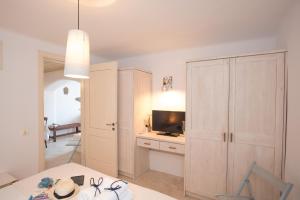 TV a/nebo společenská místnost v ubytování Traditional Cycladic House 2 in Mykonos