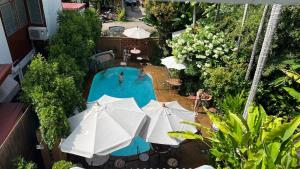 una vista aérea de una piscina con sombrillas en The Twenty Lodge- SHA Extra Plus en Chiang Mai