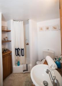y baño con lavabo y aseo. en Traditional Cycladic House 2 in Mykonos, en Panormos  Mykonos
