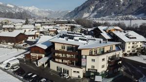 A general mountain view or a mountain view taken from az apartmanhoteleket