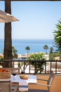 een tafel met een fruitschaal en uitzicht op de oceaan bij Mijas Costa Blue Sky Sea Views by ALFRESCO STAYS in Mijas Costa