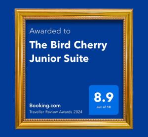 Um cartaz emoldurado para a suite de caridade dos pássaros Juniper em The Bird Cherry Junior Suite em Varkaus