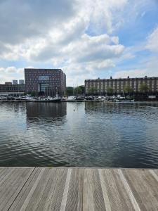 una vista de una masa de agua con edificios en Waterfront Studio en Ámsterdam