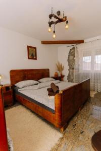 1 dormitorio con 1 cama grande de madera en una habitación en Casa Luana, en Roč