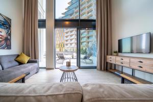 TV a/nebo společenská místnost v ubytování Invictus Hotel