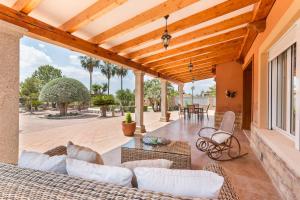 d'une terrasse avec un mobilier blanc et un plafond en bois. dans l'établissement Finca Sol del Sur, à Librilla