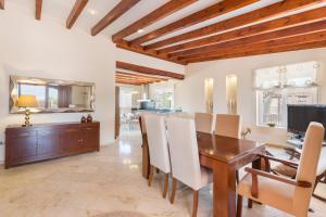 - une salle à manger avec une table et des chaises en bois dans l'établissement Finca Sol del Sur, à Librilla