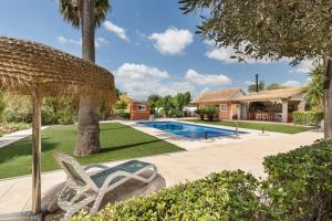 un patio con piscina y silla en Finca Sol del Sur, en Librilla