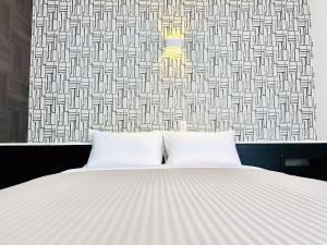 um quarto com uma cama com uma parede estampada em One Style em Naha