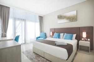 Кровать или кровати в номере Spacious & Modern 2BR in Seven Palm Residence