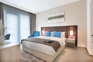 Кровать или кровати в номере Spacious & Modern 2BR in Seven Palm Residence