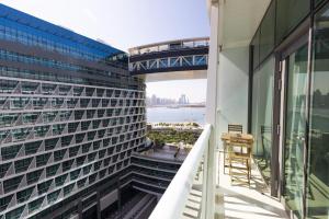 Балкон или терраса в Spacious & Modern 2BR in Seven Palm Residence
