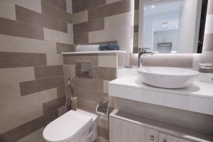 Ванная комната в Spacious & Modern 2BR in Seven Palm Residence