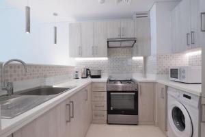Кухня или мини-кухня в Spacious & Modern 2BR in Seven Palm Residence

