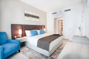 Кровать или кровати в номере Spacious & Modern 2BR in Seven Palm Residence