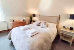 Gallery image of Edinburgh Coastal Cottage : 20 min train to City Centre : Spectacular Views of Forth Bridges in Queensferry +5 photos