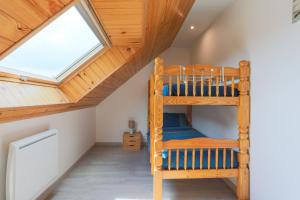 a room with a bunk bed and a window at Gite Ville Marie in Andel