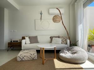 un soggiorno con un divano e un tavolo di Ático duplex Do It Mediterranean a Vinarós